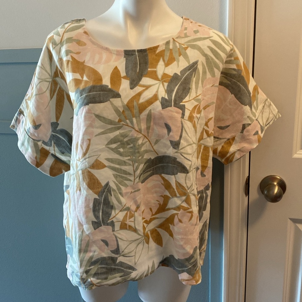 100% linen blouse. Beautiful colors
PTP 24”
Length 25”